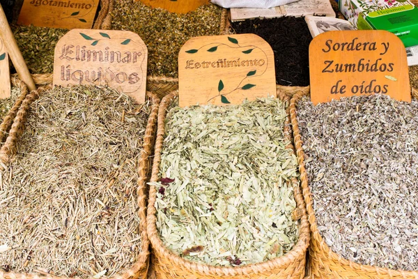 Медицинские травы для продажи на рынке — стоковое фото
