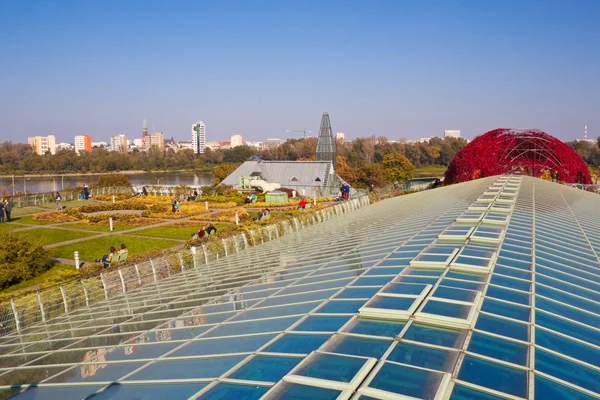 Garden on the roof of modern ecological building of University l — Stock Photo, Image