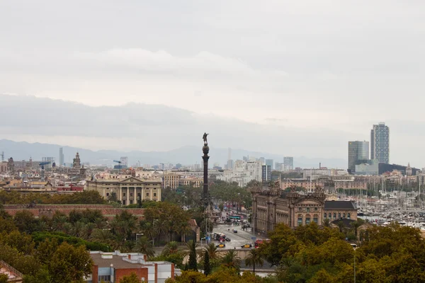 Veduta del monumento a Colombo e della città di Barcellona — Foto Stock