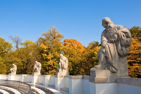 Statues of playwrights in amphitheatre of Royal Baths Park — Stock Photo, Image