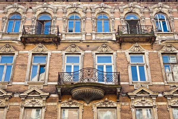 Vecchia casa di mattoni abbandonata — Foto Stock