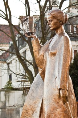 Marie Curie Varşova heykeli
