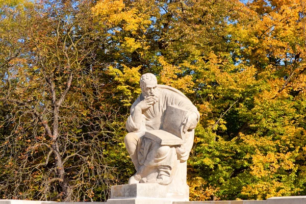 Staty av Aristofanes i amphiteatre i Lazienkiparken, Warszawa — Stockfoto