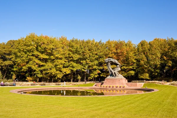 Frederic Chopin monument in Lazienki park, Warsaw. — Stock Photo, Image