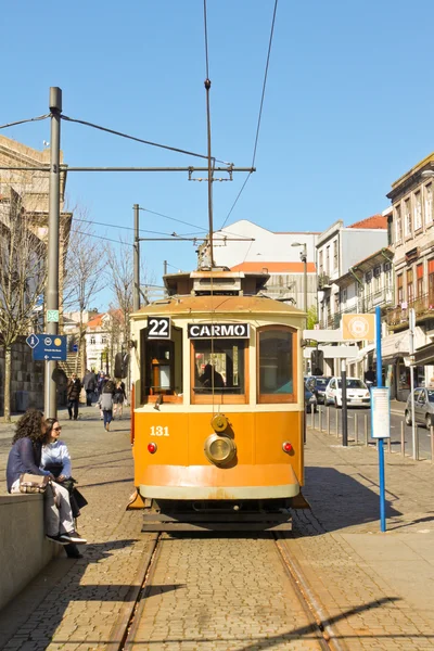 Tram giallo vintage sulla strada di Porto — Foto Stock