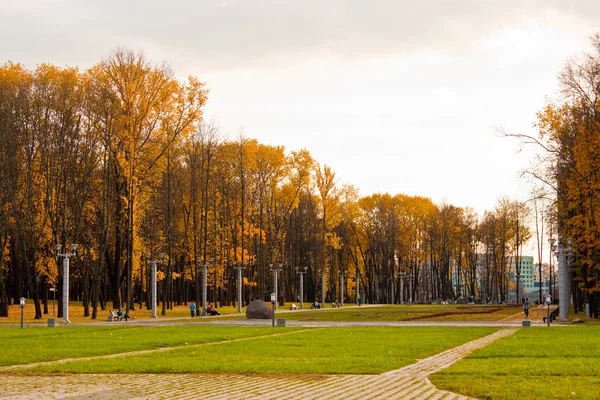 Allée dans le parc de la Victoire, Minsk — Photo