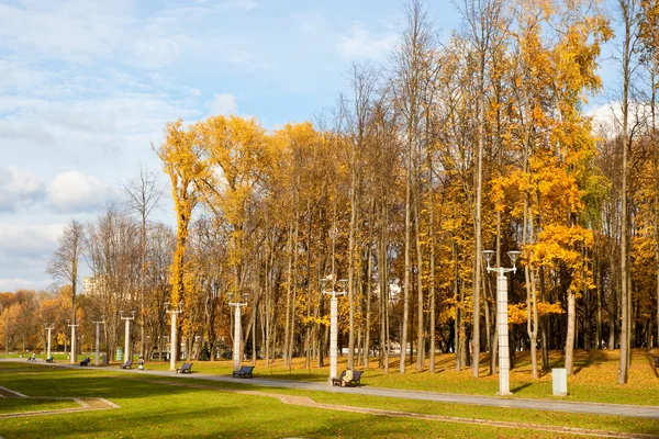 Allée dans le parc de la Victoire, Minsk, Biélorussie — Photo