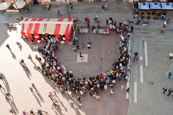 Kalabalık önünde sokak breakdance performans