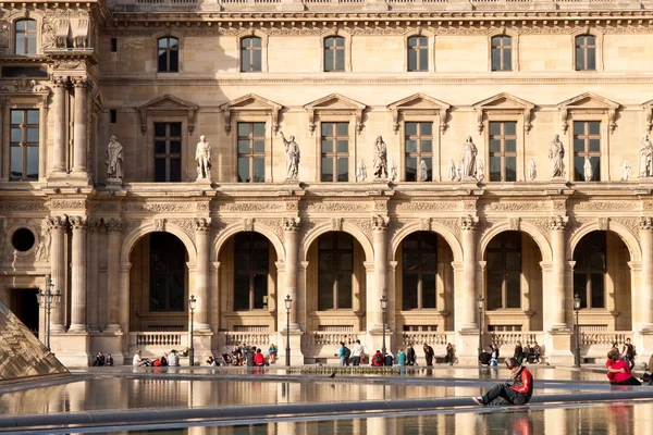 Louvre and people — Stock Photo, Image
