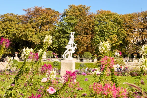 Statue of Diane Chasseresse (Diana Huntress) in Luxembourg garde — Stock Photo, Image