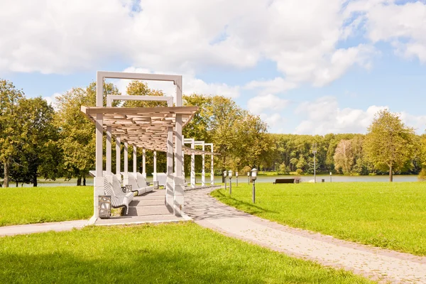 Bancos em Victory park, Minsk, Bielorrússia — Fotografia de Stock