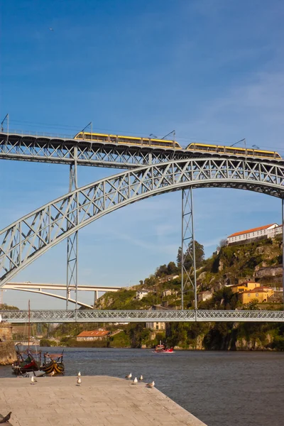 Trem do metrô do Porto na ponte Dom Luis I — Fotografia de Stock