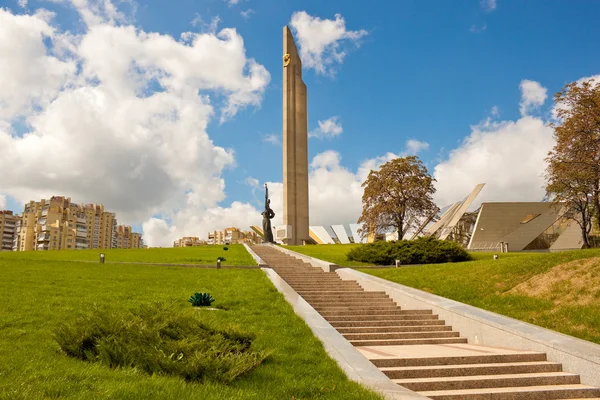 Obelisk "Hero city Minsk" and Belarusian Great Patriotic War Mus — Stock Photo, Image