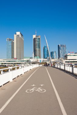 Yaya ve bisiklet Köprüsü ve modern bina - beyaz köprü