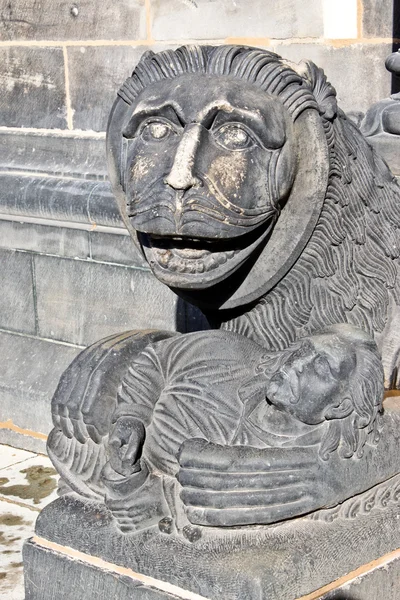 Sculpture of a lion near entrance of Bremen Cathedral — Stock Photo, Image