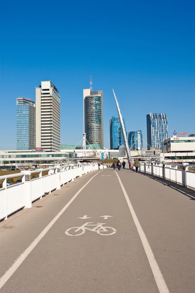 Ponte branca - pedestre e ponte de bicicleta e edifício moderno — Fotografia de Stock