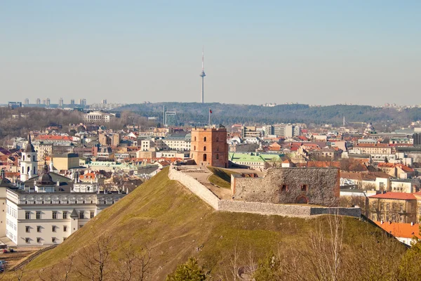 Věže Gediminas na kopci, pohled z Vilniusu — Stock fotografie