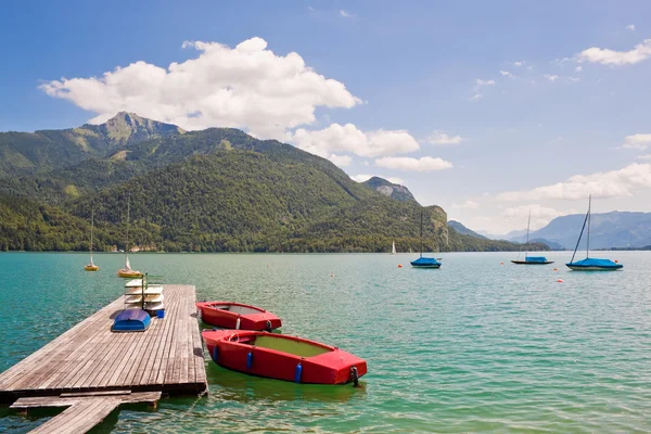 Barcos en un hermoso lago alpino — Foto de Stock