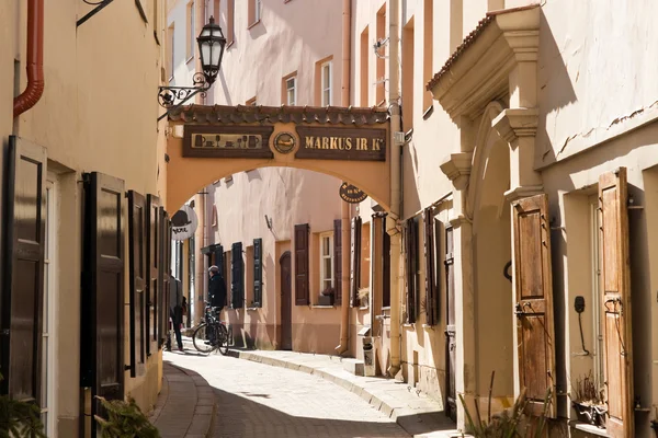 Szűk utcában, a Vilnius óvárosában — Stock Fotó