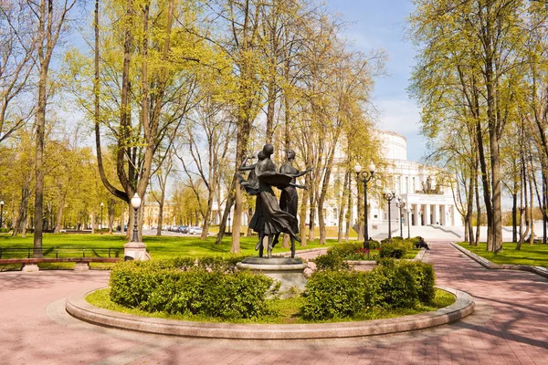 Dancing ballerinas sculpture in the sunny park — Stock Photo, Image