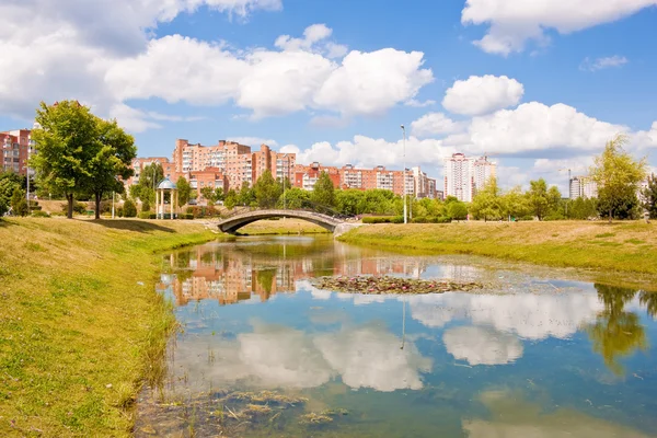 Parc et rivière à Minsk, Bélarus — Photo