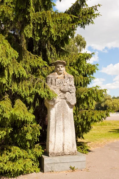 Estátua de Francysk Skaryna em um parque, Minsk — Fotografia de Stock