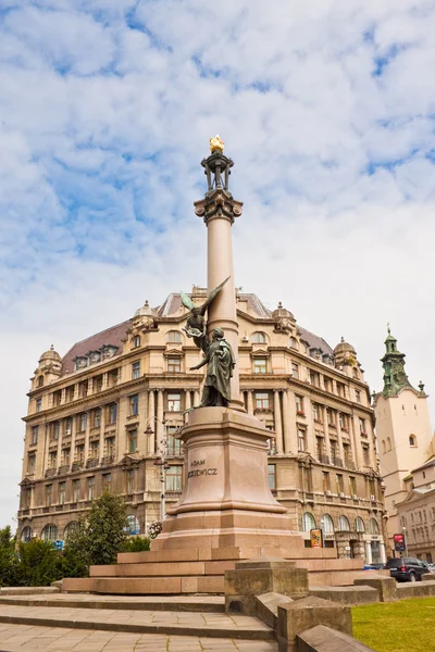 Monumento ao escritor polonês Adam Mickiewicz em Lviv, Ucrânia . — Fotografia de Stock