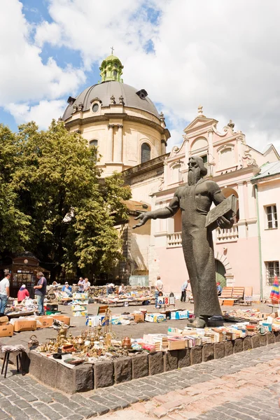 Bleší trh poblíž Ivan Fedorov památník ve Lvově, Ukrajina — Stock fotografie