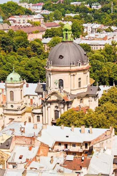 Vista del casco antiguo y la Iglesia Dominicana, Lviv —  Fotos de Stock