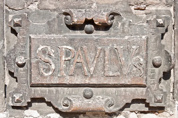 Gesneden inscriptie "S Pavlvs" - "St. Paul" — Stockfoto