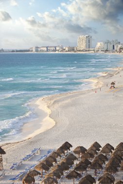 Parlak mavi deniz ve kıvrımlı beach Cancun, Meksika 