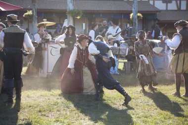 Kostümlü katılımcılar Rönesans Festivali dans