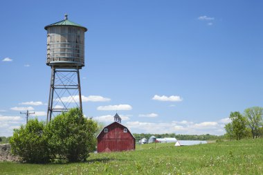 Eski su sarnıcı ve kırmızı ahır kırsal Iowa