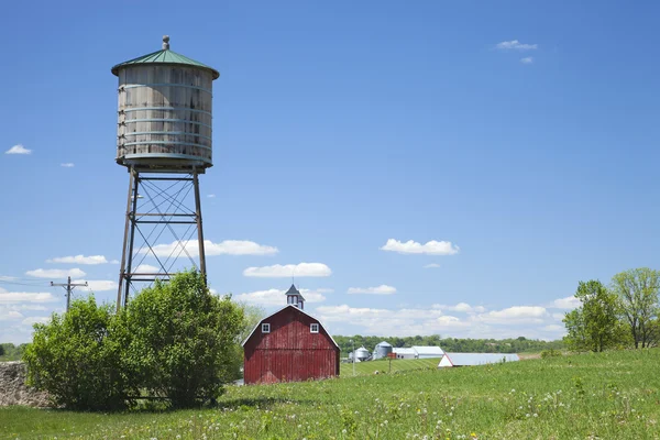 Oude water stortbak en rode schuur in landelijke Iowa — Stockfoto