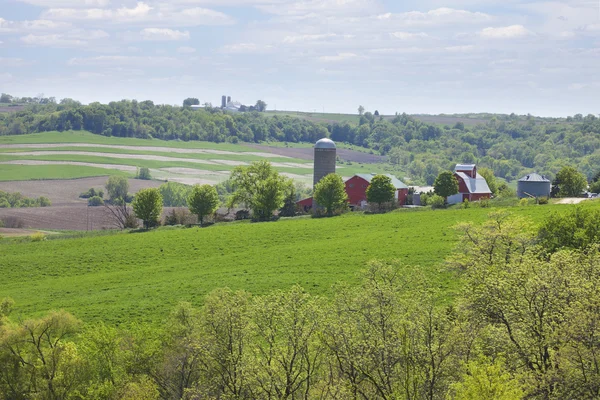 Gårder på en åsside i Iowa om våren – stockfoto