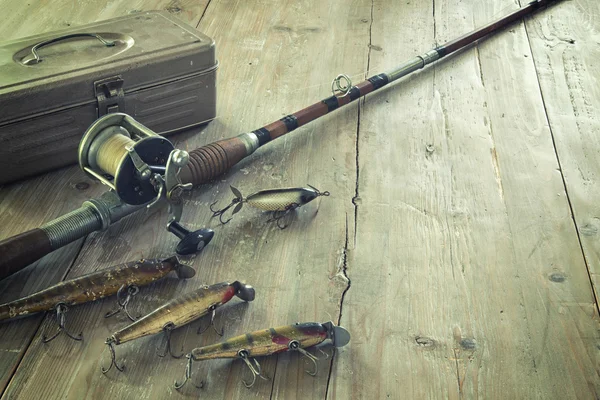 Antique Fishing Rod and Lures on a Grunge Wood Surface — Stock Photo, Image