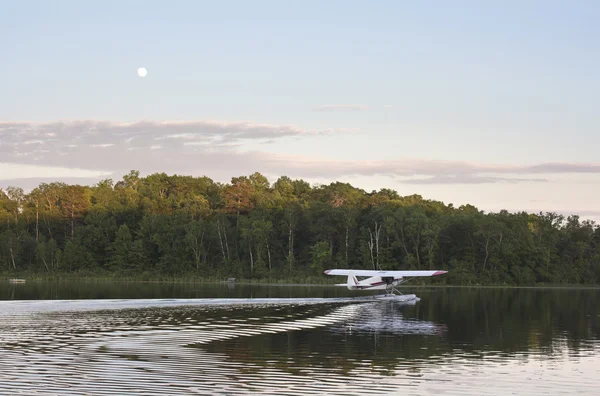 Kleine watervliegtuig taxi's voor opstijgen op kalme Minnesota lake — Stockfoto