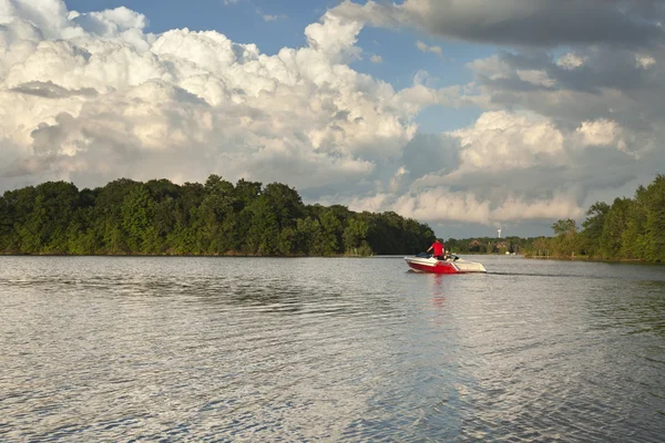 Speedboat se dirige sur un lac du Minnesota sous des nuages dramatiques — Photo