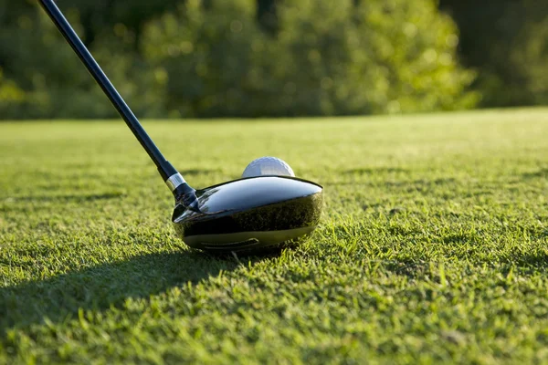 Blick auf den Golf-Fahrer, der bereit ist, einen Ball zu schlagen — Stockfoto