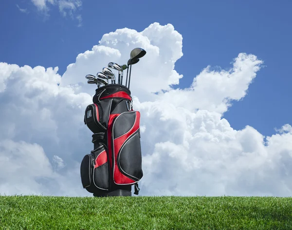 Golf clubs op gras met blauwe lucht en de wolken — Stockfoto