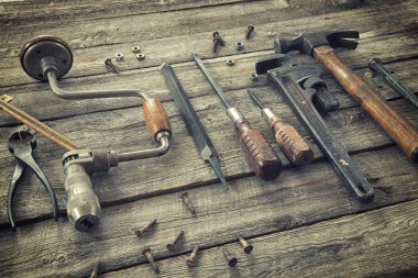 Sert ahşap yüzey üzerinde eski araçlar
