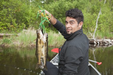 Genç İspanyol balıkçı walleyes stringer kadar tutar