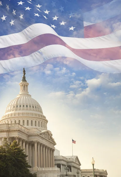 Capitólio dos Estados Unidos com bandeira americana sobreposta ao Fotos De Bancos De Imagens
