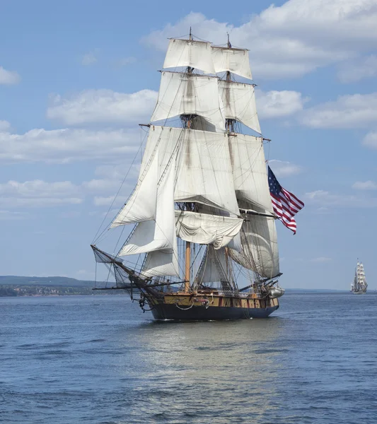 Amerikan bayrağı mavi sularda yelken ile uzun gemi — Stok fotoğraf