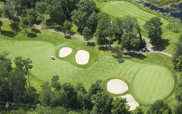 Vista aérea del campo de golf fairway y verde —  Fotos de Stock