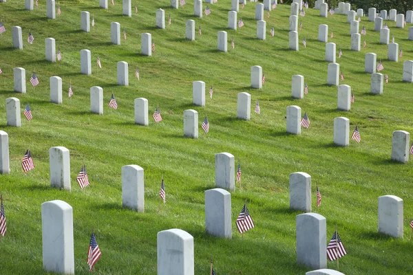 Надгробия на Арлингтонском национальном кладбище в День памяти — стоковое фото