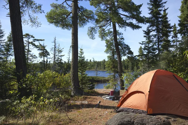 Campingplatz mit blick auf grenzgewässer see in minnesota — Stockfoto