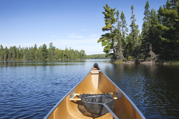 Canoe with fishing net on northern Minnesota lake — Stock Photo, Image