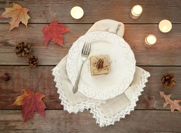 Dolce dolce di zucca di festa su legno rustico — Foto Stock