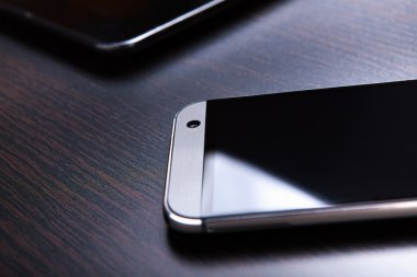 Cep telefonu masanın üstünde.